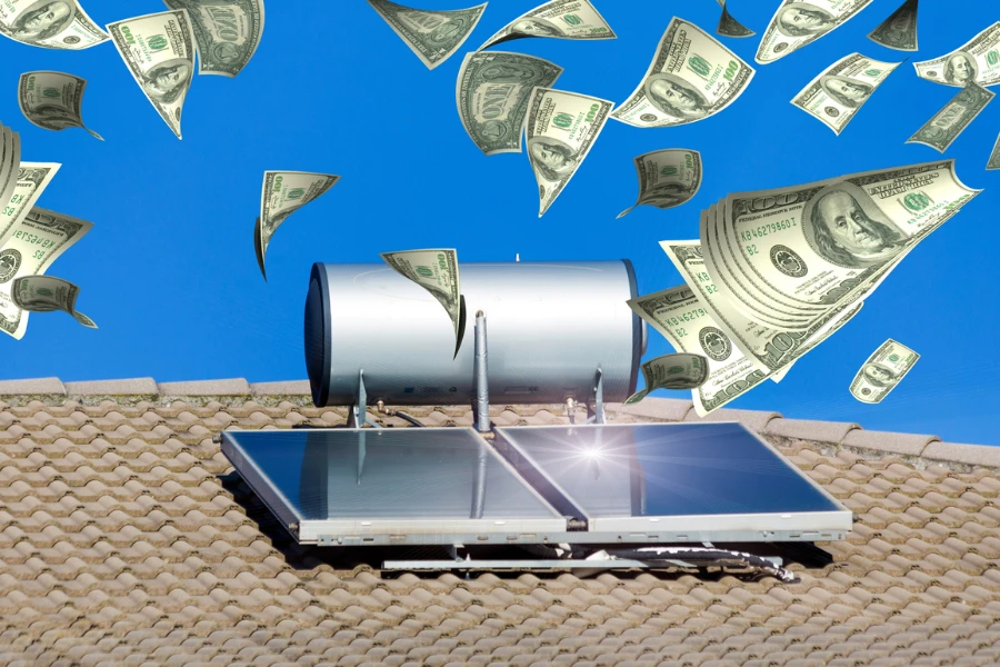 Geld schwimmt auf der Solaranlage auf dem Dach