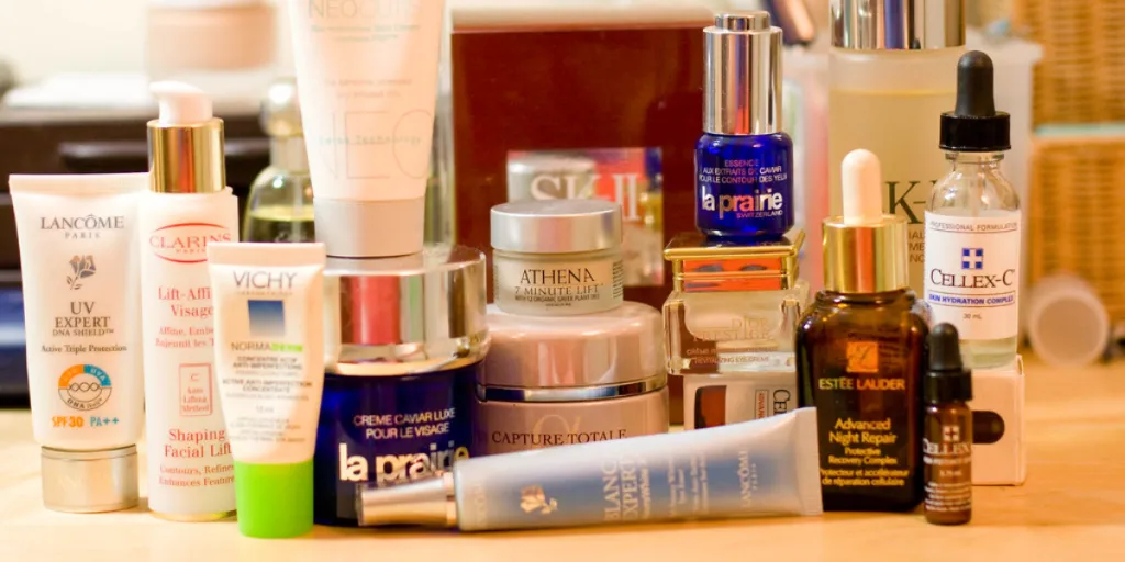 Vários produtos para a pele em uma mesa