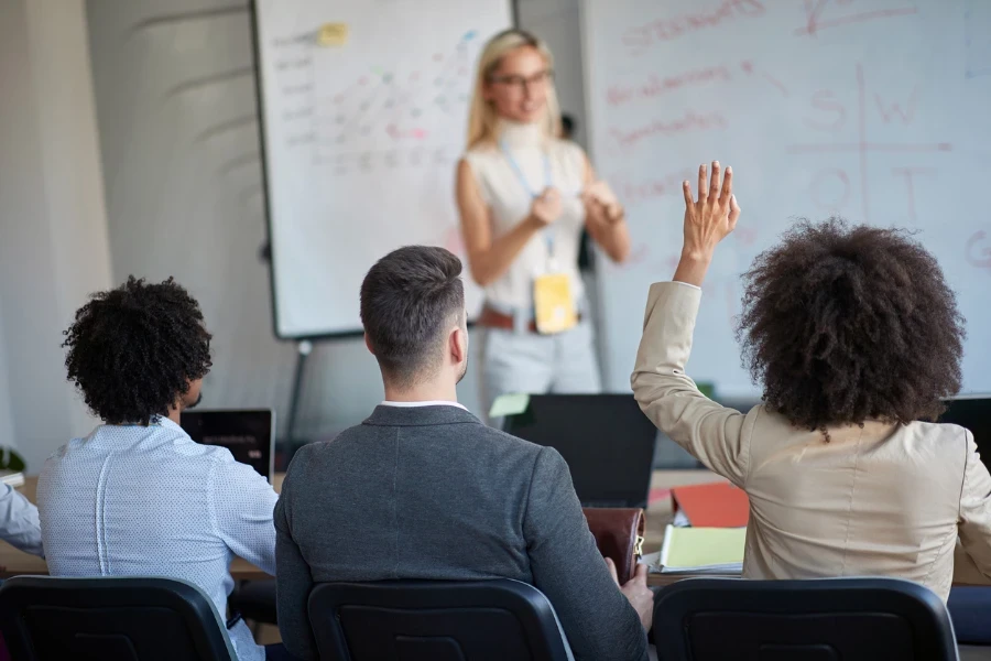 Trabalhadores de escritório envolvidos em sessões de aprendizagem ou treinamento