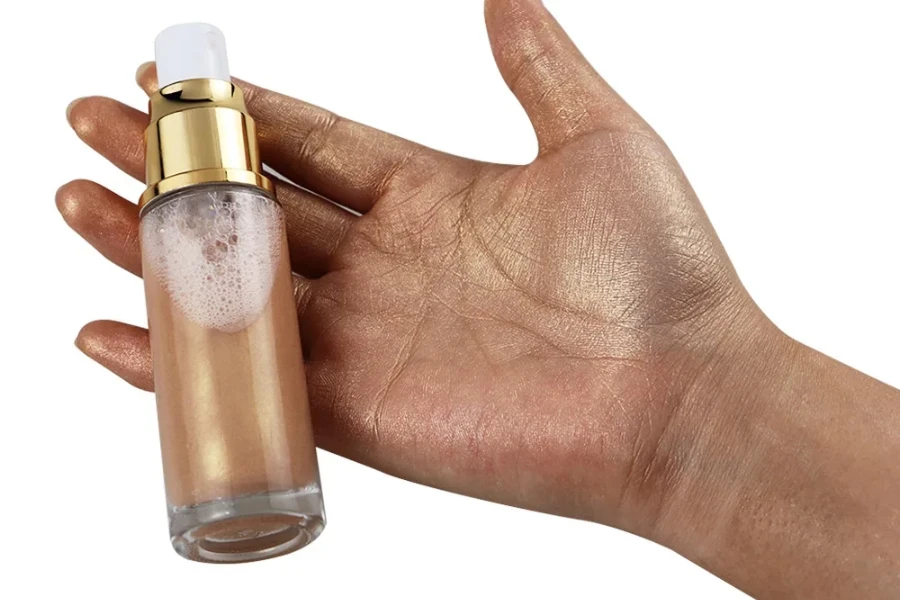 Persona in possesso di bronzer liquido su sfondo bianco