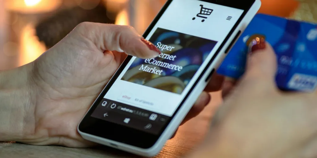Person, die ein Smartphone mit einem Bildschirm mit der Aufschrift „Super Internet eCommerce Market“ verwendet
