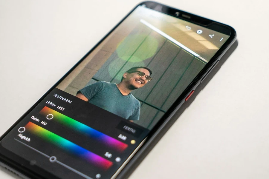 Foto de um homem em um smartphone em processo de edição