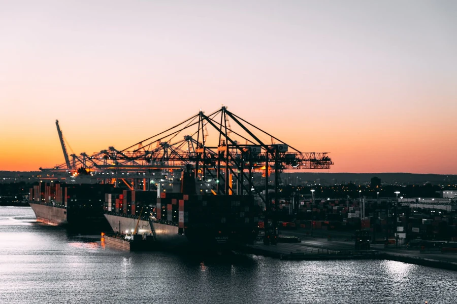 Überlastung und Kapazität des Hafens sind indirekte Einschränkungen für Schiffstransporte
