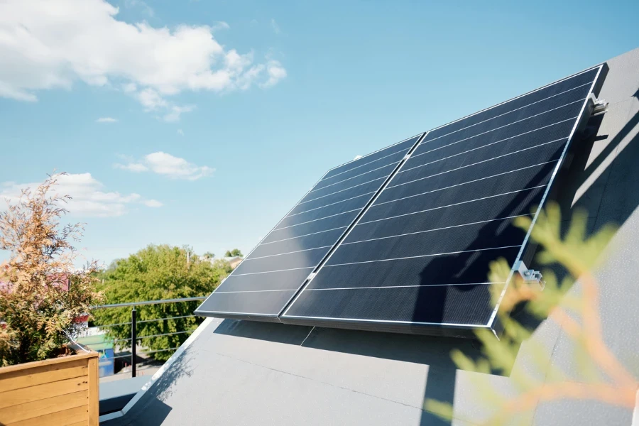 Painéis solares montados no telhado