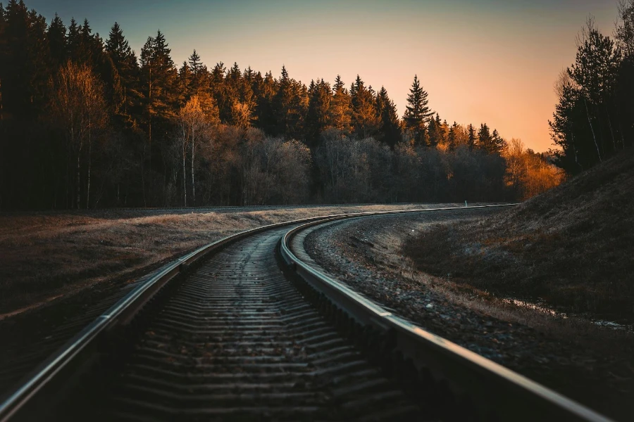 Безопасность и устойчивое развитие являются ключевыми моментами железнодорожных правил.
