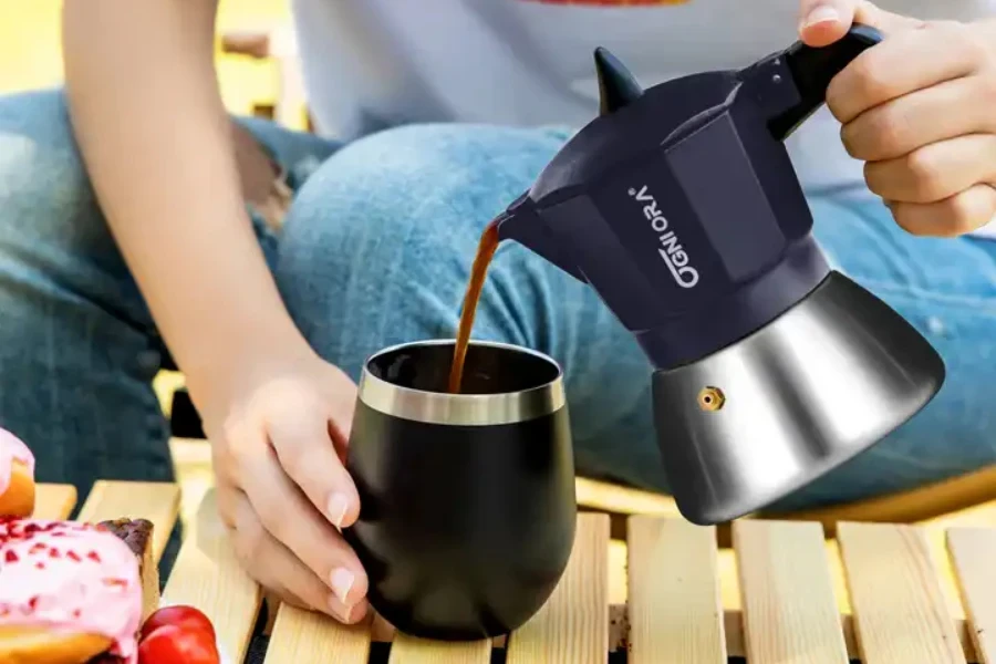 Moka pot semi klasik bagian bawah berwarna perak dan bagian atas berwarna hitam