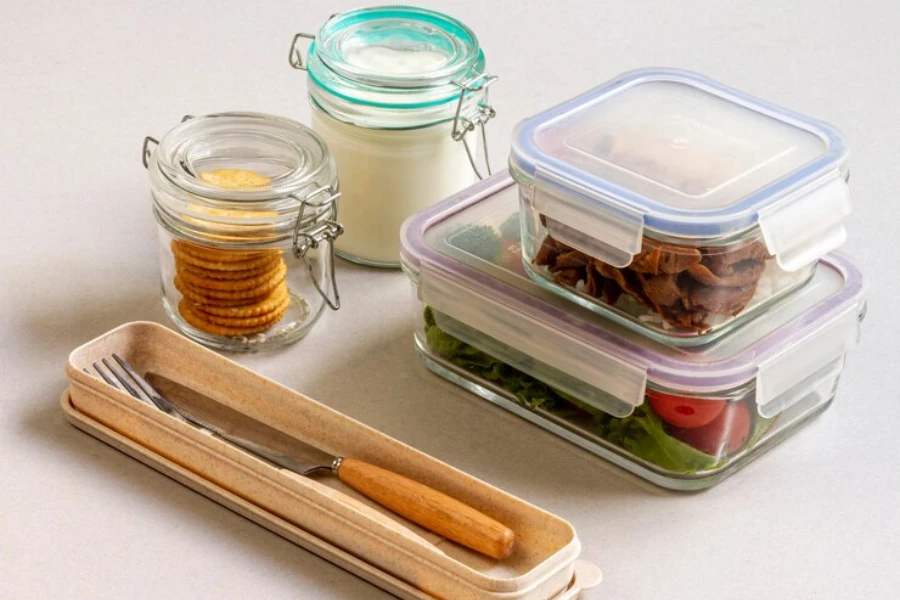 Diversi contenitori per alimenti in acrilico e vetro