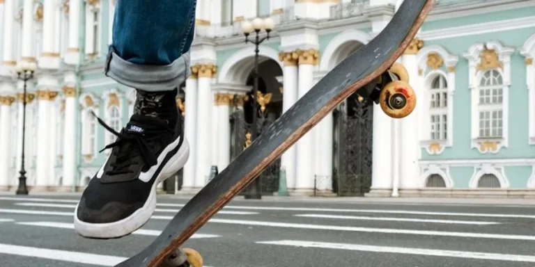 кататься на скейтборде