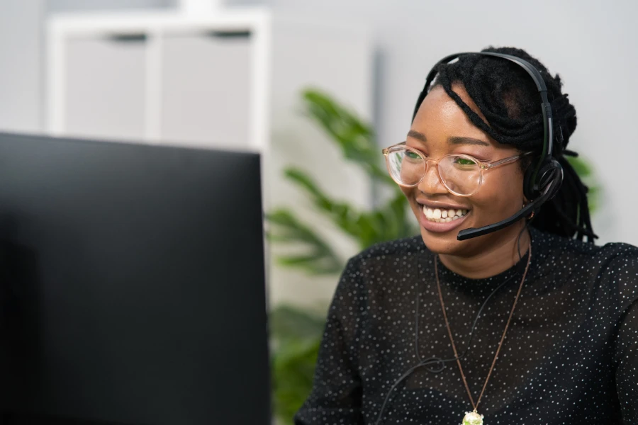 Agente de servicio al cliente sonriente con auriculares