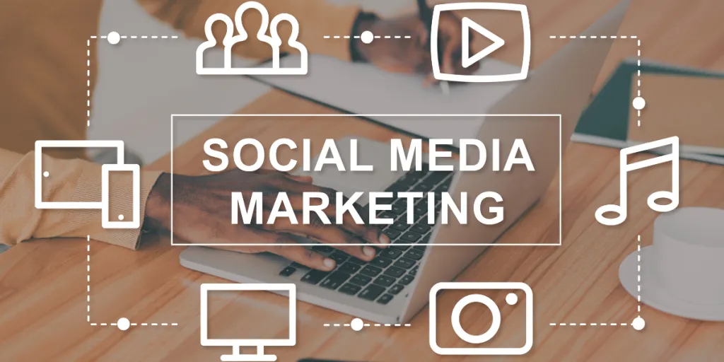 Gerente de mídia social trabalhando em laptop com palavras marketing de mídia social por cima da imagem
