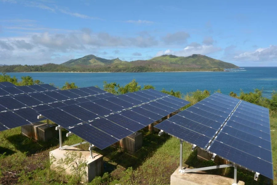 Conjuntos de paneles solares en la naturaleza