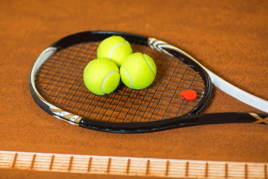 raketin üzerinde tenis topları