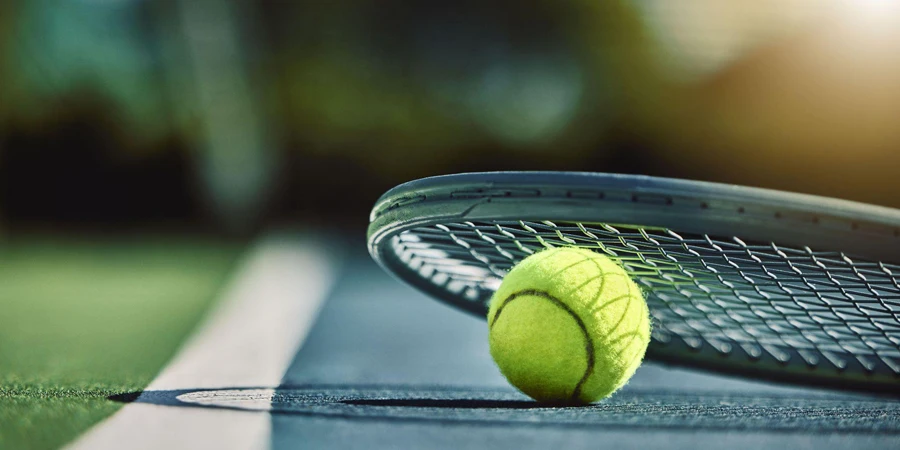 raquete de tênis e uma bola