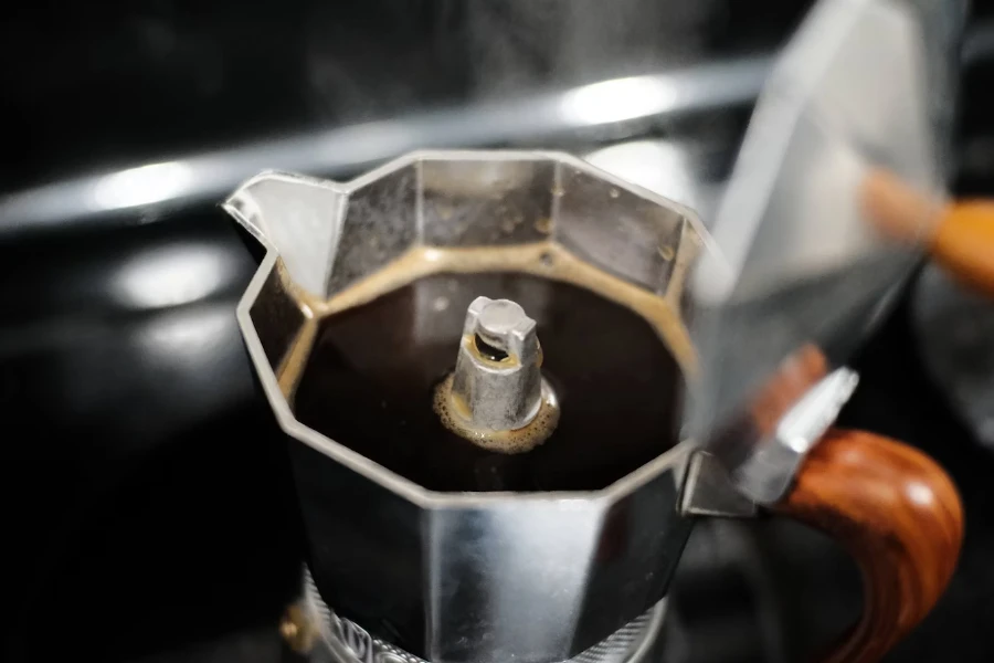 Draufsicht auf die klassische Moka-Kanne ohne Deckel und gefüllt mit Kaffee