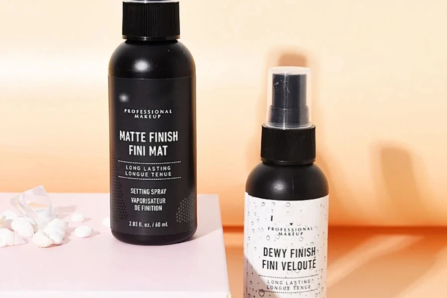 Deux flacons de sprays fixateurs de maquillage