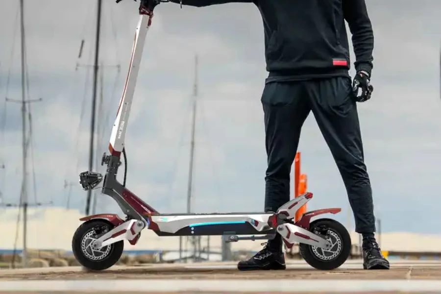 Yetişkinler için iki tekerlekli hızlı elektrikli scooter