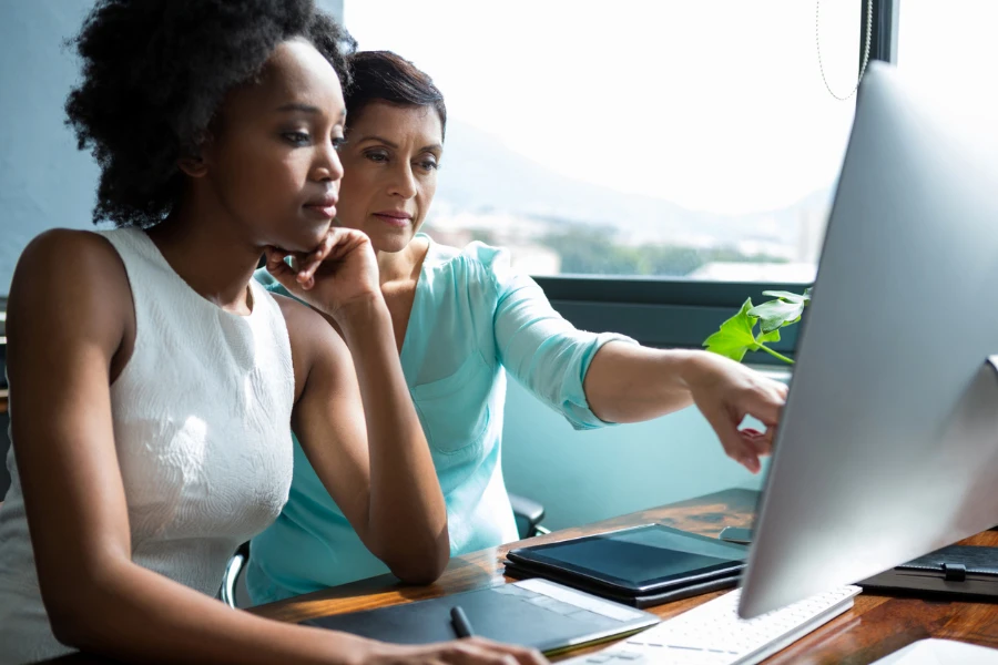 Duas mulheres jovens olhando para um computador