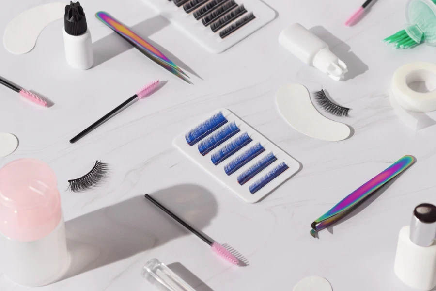 Divers outils qui composent les kits d'extension de sourcils