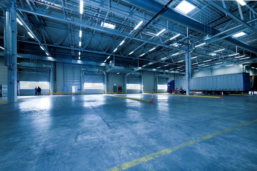 過剰な容量を持つ倉庫は、オンデマンド倉庫管理を通じて余分なスペースを「共有」します