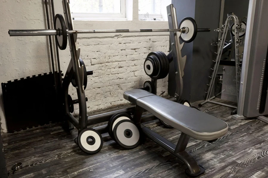 banc de musculation dans une salle de sport