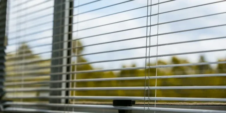 Белые алюминиевые жалюзи