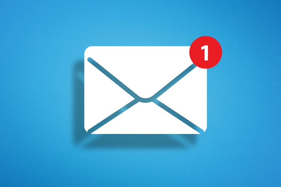 Bolha de bate-papo branca com símbolo de e-mail em fundo azul