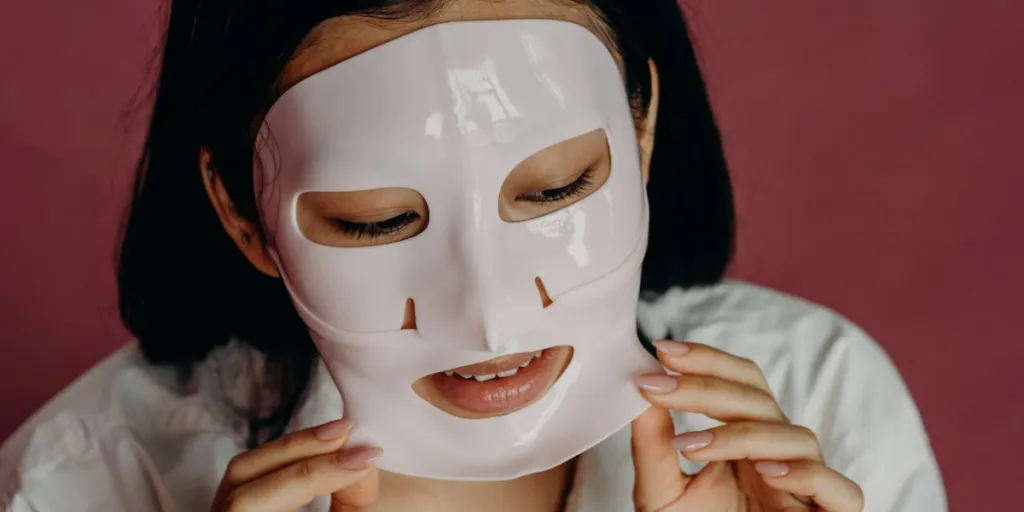 Mujer que usa un producto antienvejecimiento en la cara