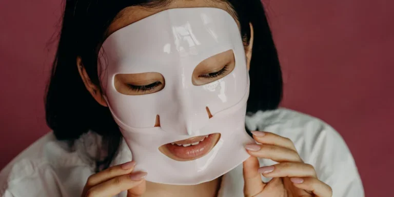 Frau verwendet Anti-Aging-Produkt auf ihrem Gesicht