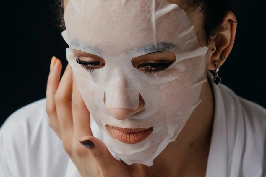 Femme portant un masque facial blanc