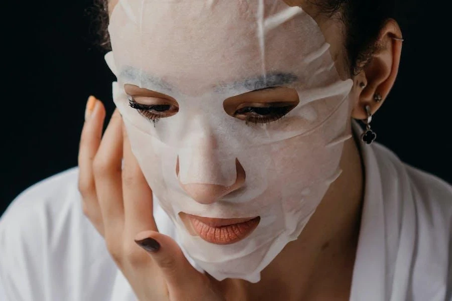 Donna che indossa una maschera facciale bianca