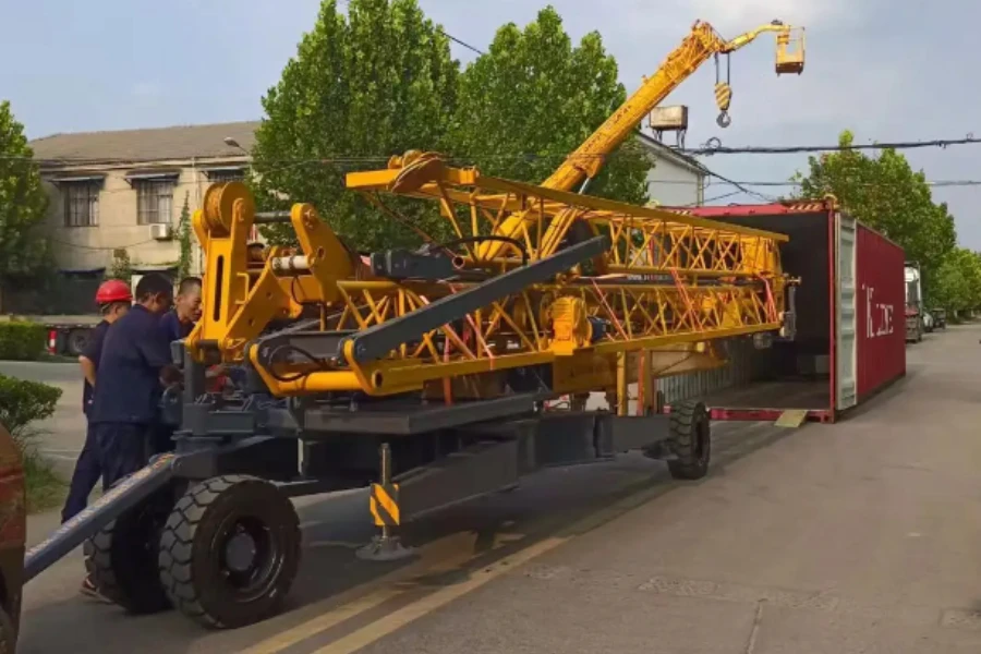 Guindaste móvel automontante de 3 toneladas descarregando de um contêiner