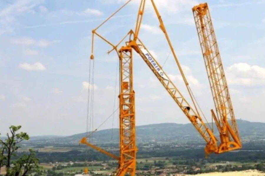 8-9 ton super large self-erecting mobile crane unfolding