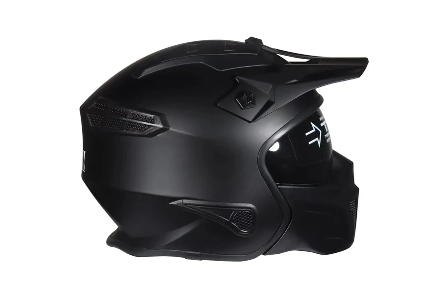 Um capacete de corrida preto com acabamento liso