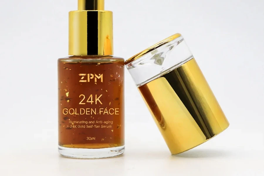 Una botella de spray bronceador con boquilla dorada.