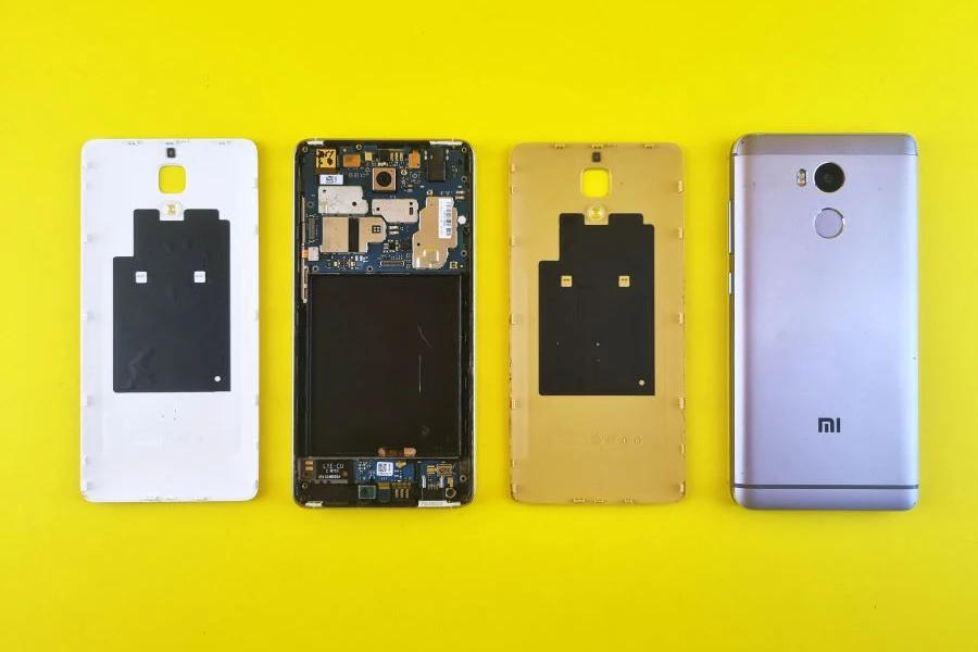 Un teléfono inteligente desmantelado sobre una superficie amarilla