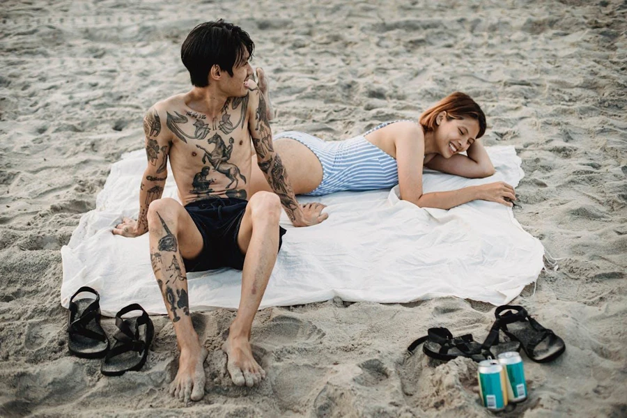 Счастливая пара лежит на турецком пляжном полотенце
