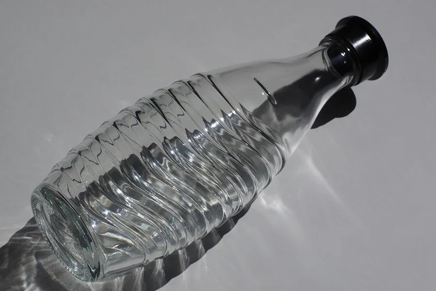 Yeniden kullanılabilir bir cam su şişesi