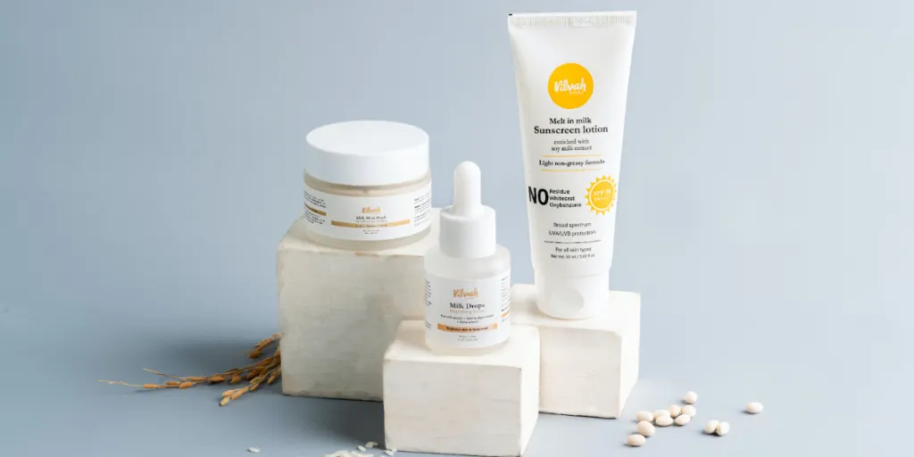 Un conjunto de productos para el cuidado de la piel sobre pedestales blancos.