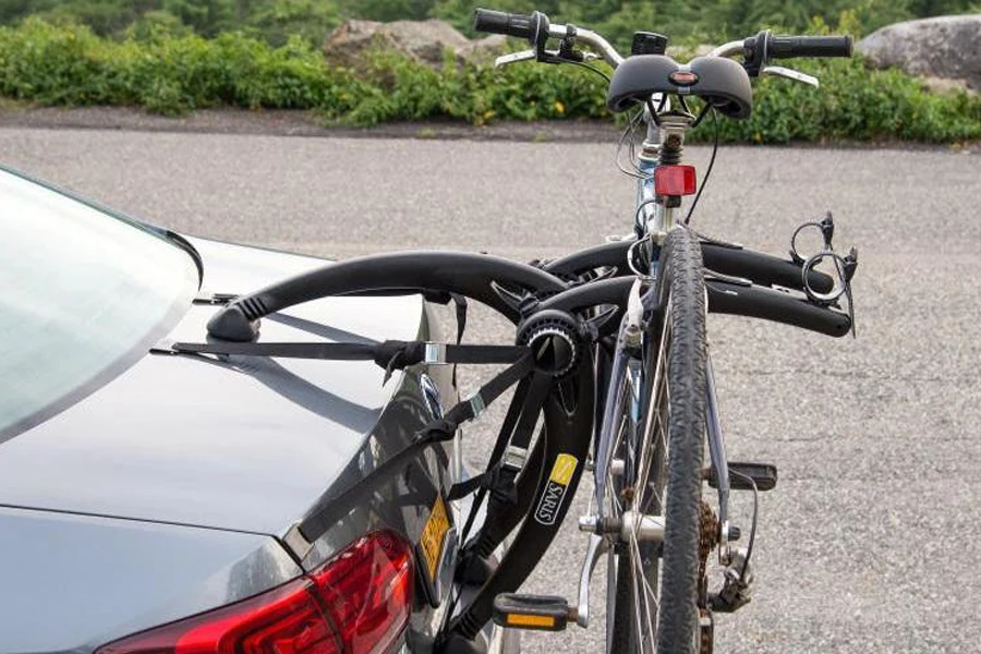 Um porta-bicicletas instalado em um carro