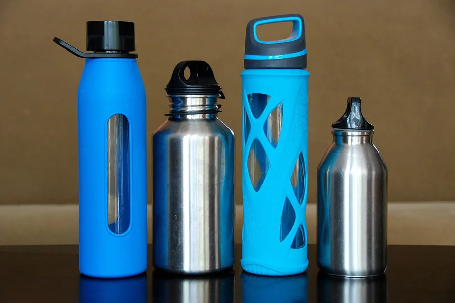 Una variedad de botellas de agua reutilizables.