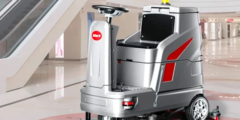 Eine handgeführte Scheuersaugmaschine in einem Einkaufszentrum