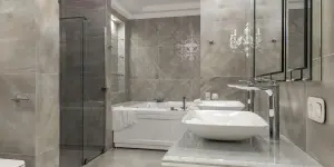 Un lavabo in ceramica bianca sul bancone del bagno