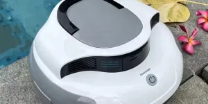 Um robô limpador de piscina branco sem fio
