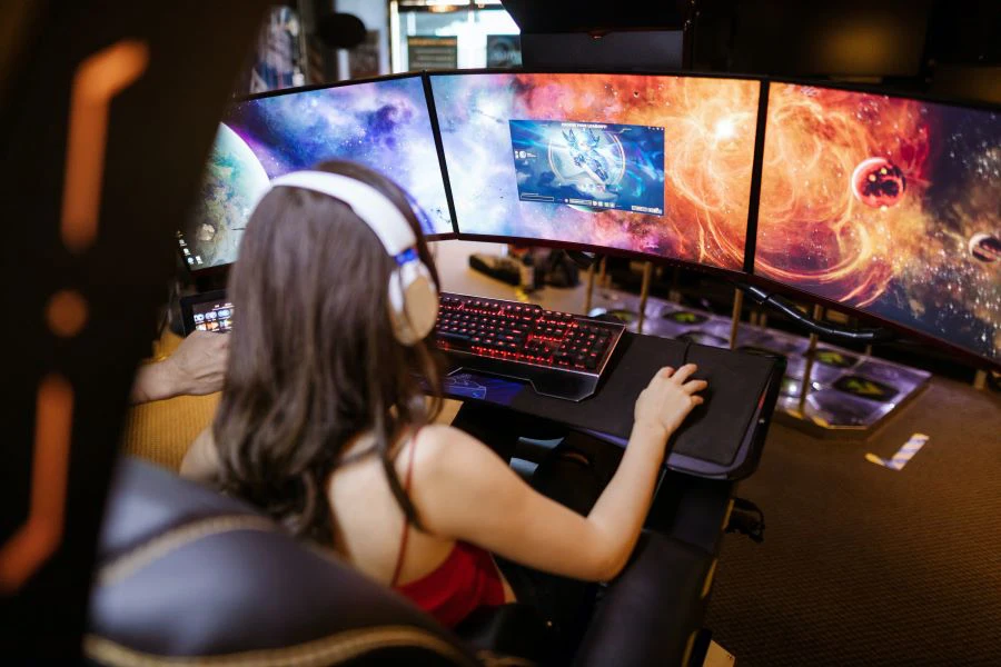 Una mujer jugando videojuegos.