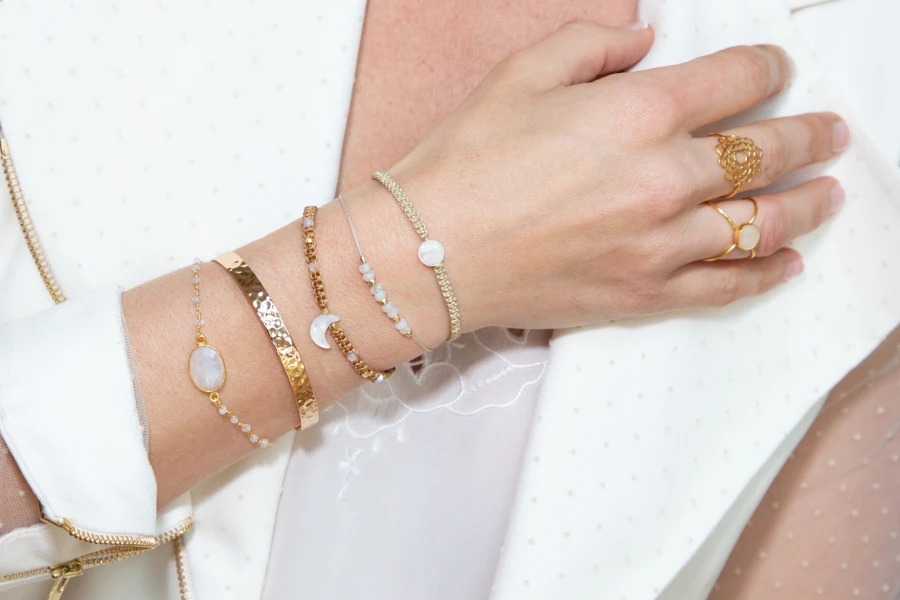 O braço de uma mulher com diferentes pulseiras metálicas