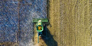Vista aérea de una cosechadora en el trabajo