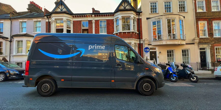 Furgone di consegna Amazon Prime sulla strada della città di Londra