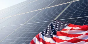 Американский флаг крупным планом на солнечных батареях солнечной электростанции