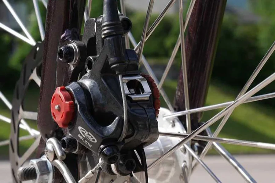 Um freio eletrônico nas rodas de uma bicicleta elétrica