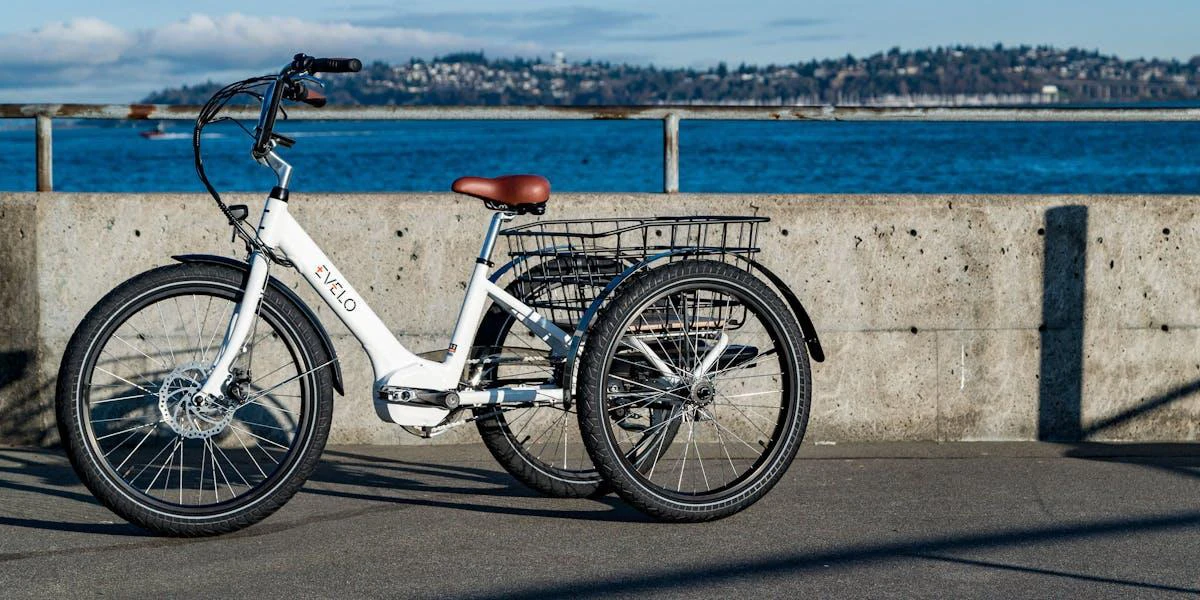 Электрический велосипед с тремя колесами